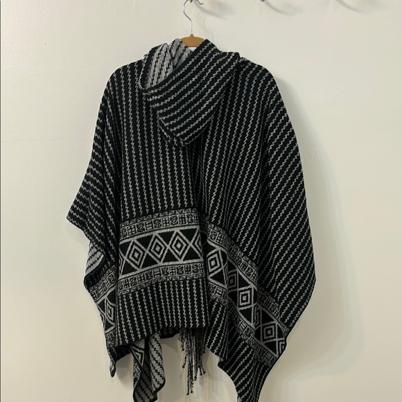 Black and White Patterned Cape with Hood - Picture 2 of 3